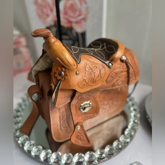 SADDLE vintage Handmade, Artisan Hand Tooled Mexican Leather Shoulder Bag - Picture 7 of 15